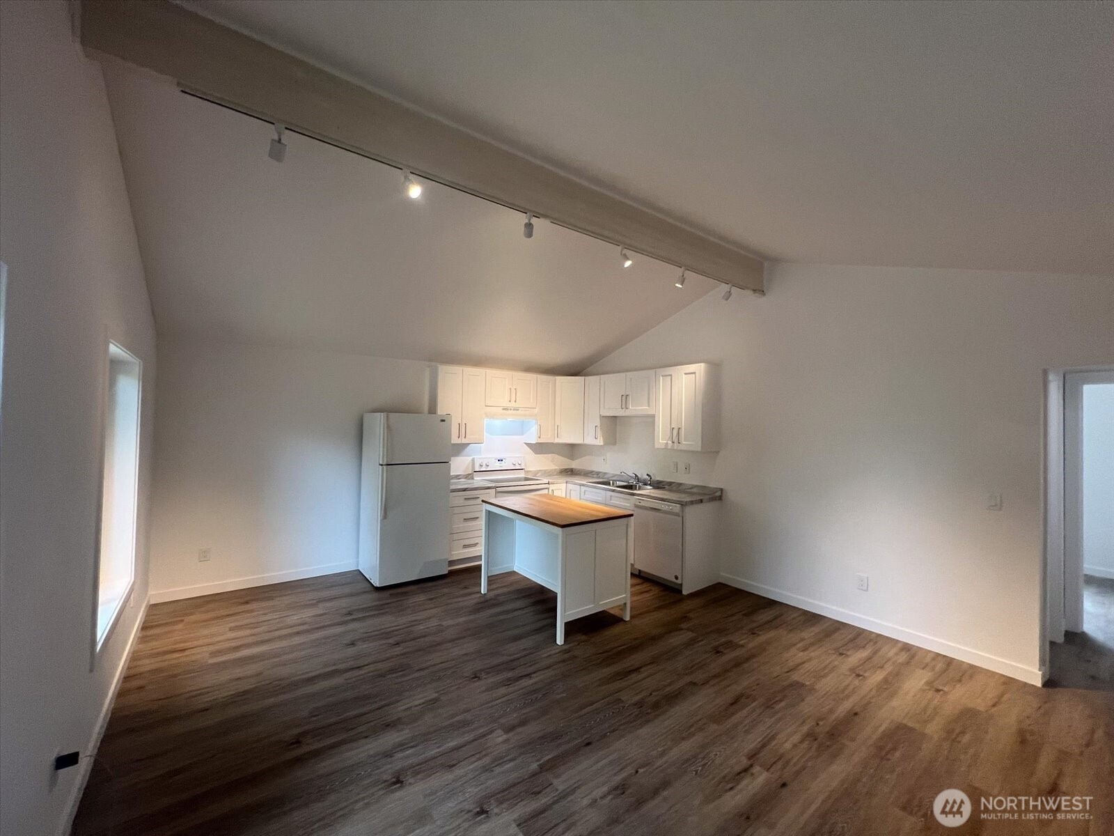 10443 17th Avenue Southwest Seattle, WA 98146 - Photo 19 of 40