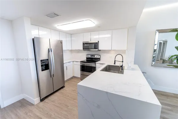 $2,600 | 19501 West Country Club Drive, Unit 1011, Aventura, FL 33180