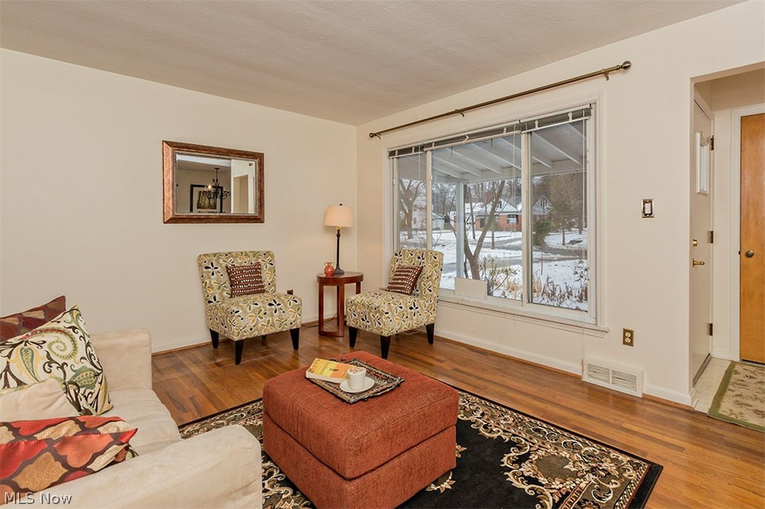 1772 Sunview Road Cleveland, OH 44124 - Photo 3 of 20