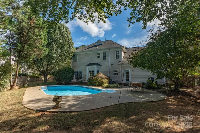 a view of a house with backyard