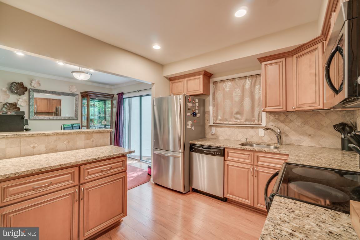 2444 Cloudcroft Square Reston, VA 20191 - Photo 11 of 32 Breakfast Bar Area Opens into the Dining Room