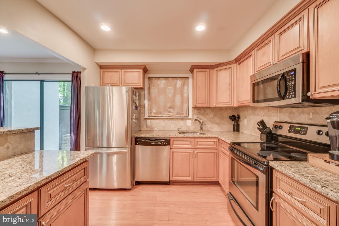 2444 Cloudcroft Square Reston, VA 20191 - Photo 8 of 32 Upgraded Kitchen w/ Granite Counters & SS Appl