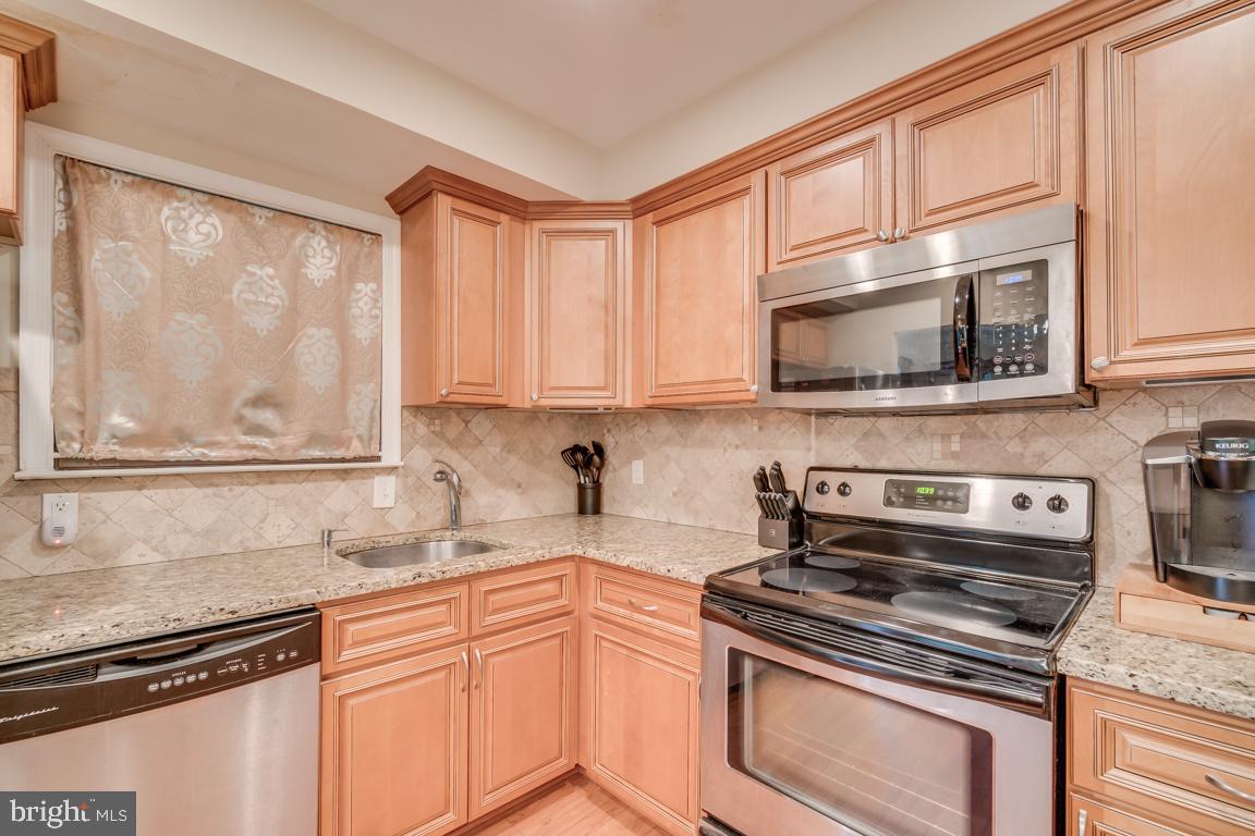 2444 Cloudcroft Square Reston, VA 20191 - Photo 9 of 32 Upgraded Kitchen w/ Granite Counters & SS Appl
