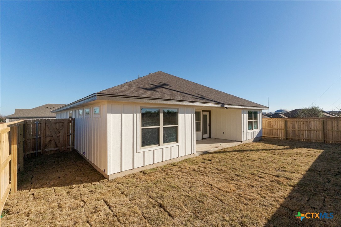 2005 Blackhawk Loop Belton, TX 76513 - Photo 33 of 37 a front view of a house with a yard