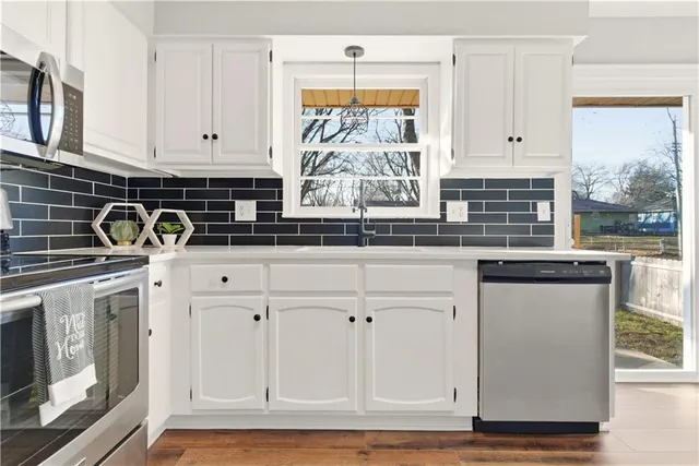 $274,500 | 400 North E Sharon Street, Lee's Summit, MO 64063