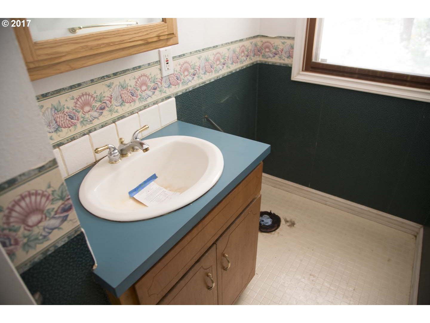 22045 Northeast Sunnycrest Road Newberg, OR 97132 - Photo 3 of 19 Bathroom
