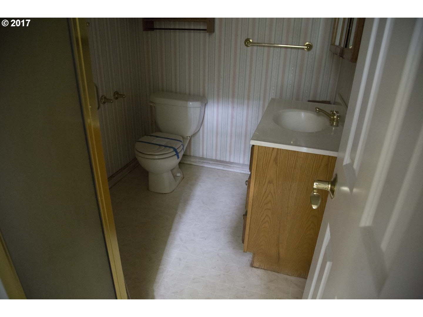 22045 Northeast Sunnycrest Road Newberg, OR 97132 - Photo 4 of 19 Bathroom