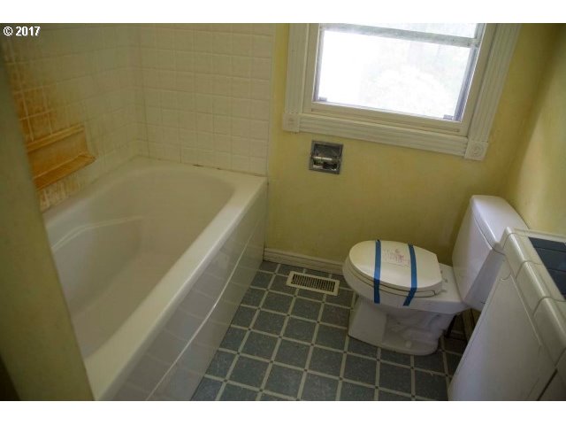 22045 Northeast Sunnycrest Road Newberg, OR 97132 - Photo 5 of 19 Bathroom