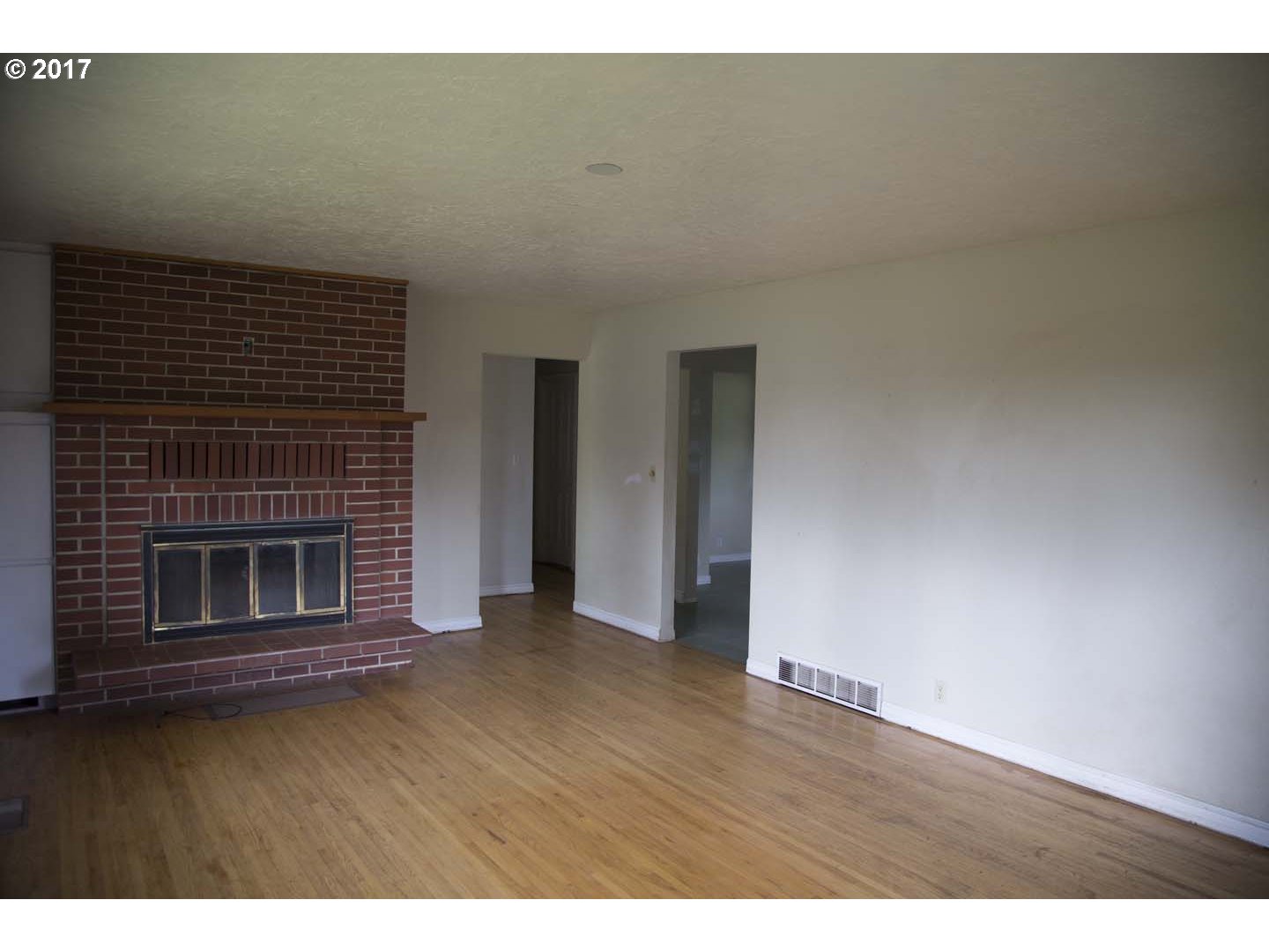 22045 Northeast Sunnycrest Road Newberg, OR 97132 - Photo 6 of 19 Living Room