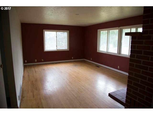22045 Northeast Sunnycrest Road Newberg, OR 97132 - Photo 7 of 19 Living Room