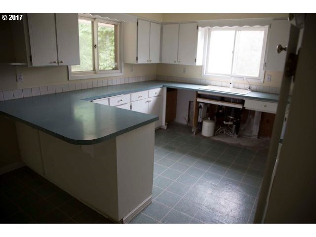22045 Northeast Sunnycrest Road Newberg, OR 97132 - Photo 8 of 19 Kitchen