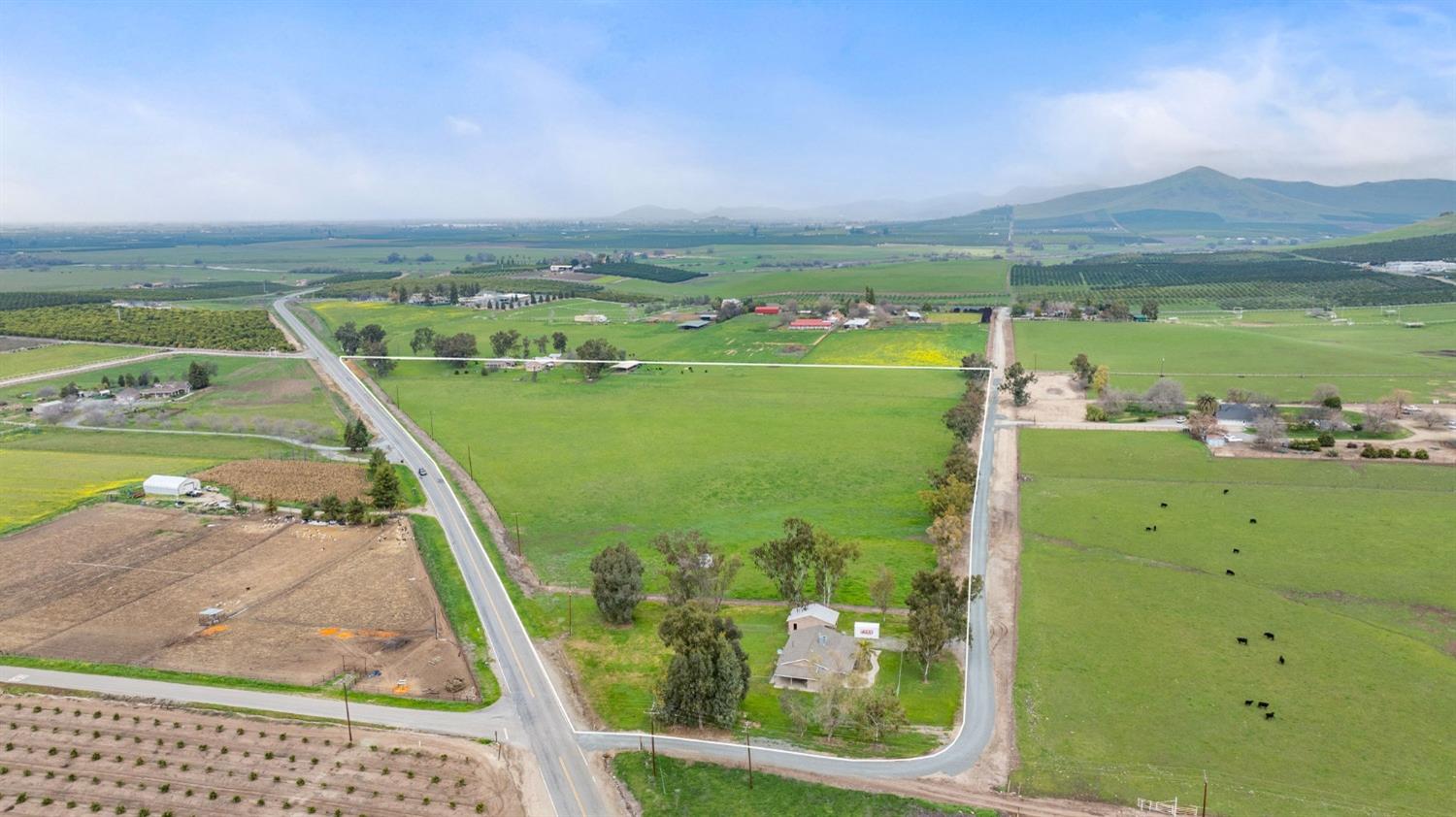 10580 Old Stage Road Porterville, CA 93257 - Photo 3 of 73 a view of a city from a lake view