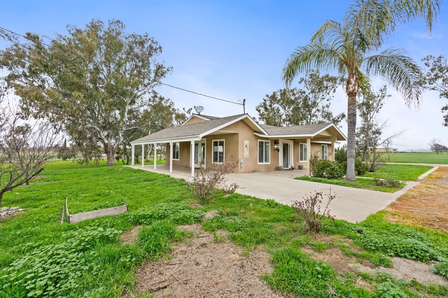 10580 Old Stage Road Porterville, CA 93257 - Photo 5 of 73 a front view of a house with yard and green space