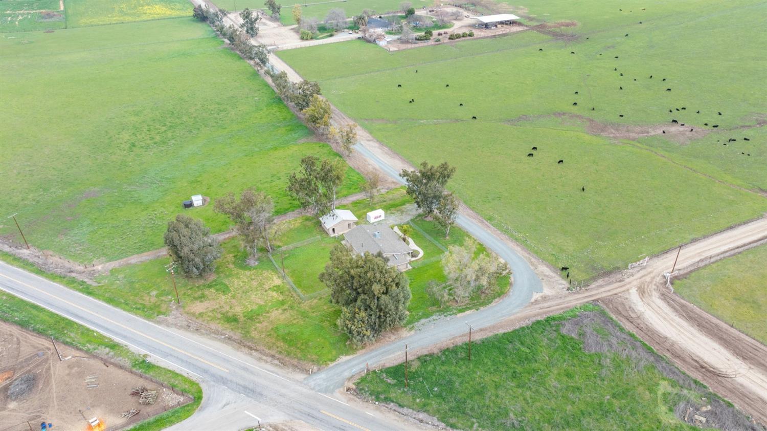 10580 Old Stage Road Porterville, CA 93257 - Photo 68 of 73 a view of a garden from a balcony