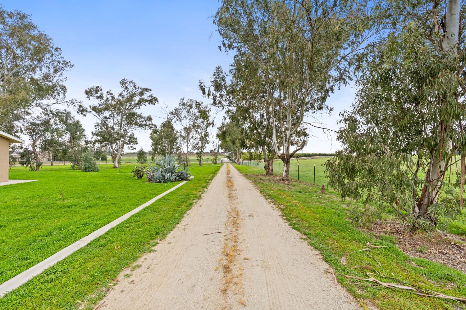 10580 Old Stage Road Porterville, CA 93257 - Photo 9 of 73 Driveway