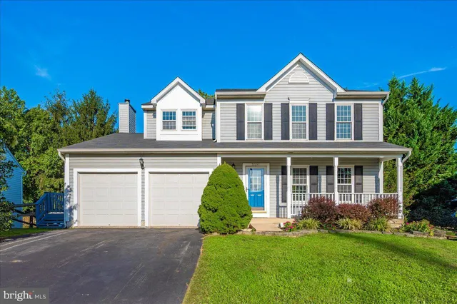 a view of a yard in front of house