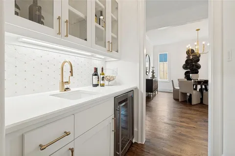 a en suite bathroom with sink and mirror
