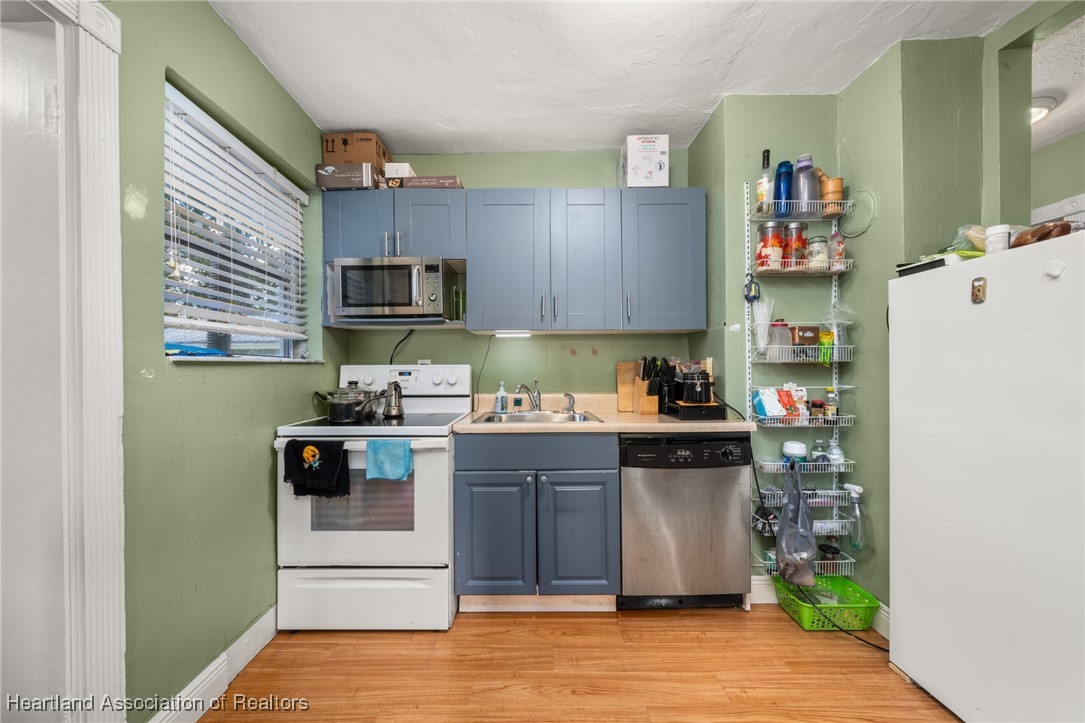 1612 Hitakee Avenue Sebring, FL 33870 - Photo 11 of 32 a kitchen with a refrigerator and a stove top oven