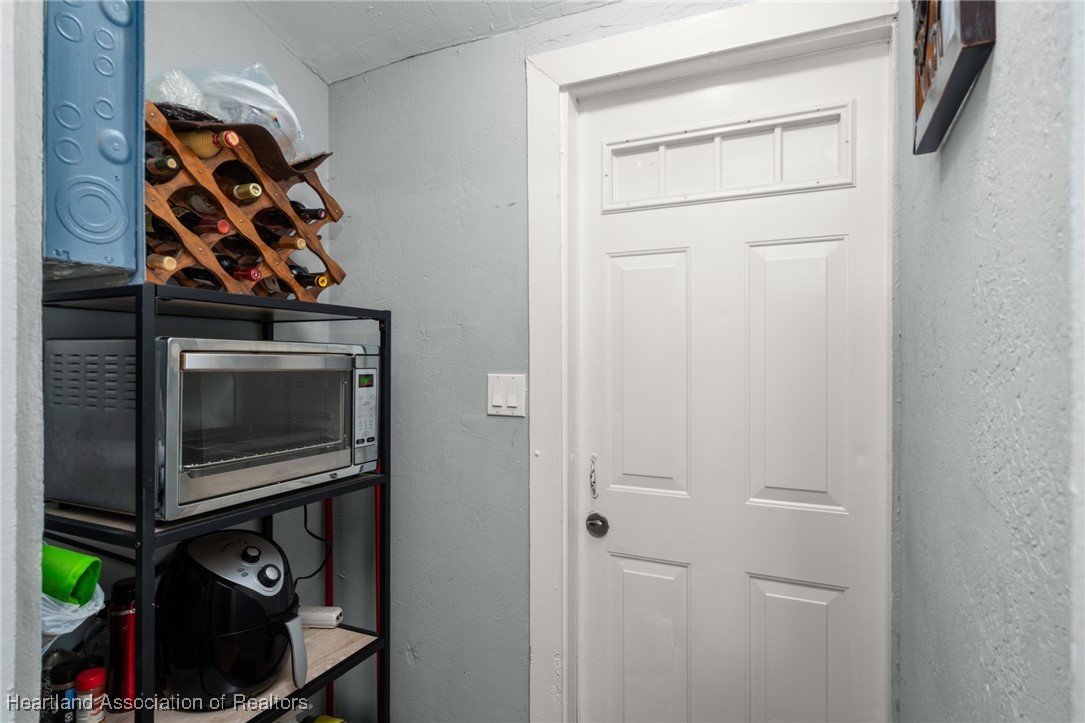 1612 Hitakee Avenue Sebring, FL 33870 - Photo 13 of 32 a kitchen with a stove and a microwave