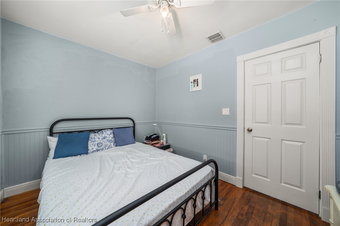 1612 Hitakee Avenue Sebring, FL 33870 - Photo 21 of 32 a bedroom with a bed and a table