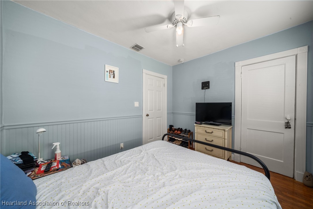 1612 Hitakee Avenue Sebring, FL 33870 - Photo 22 of 32 a bedroom with a bed and a flat tv screen on dresser