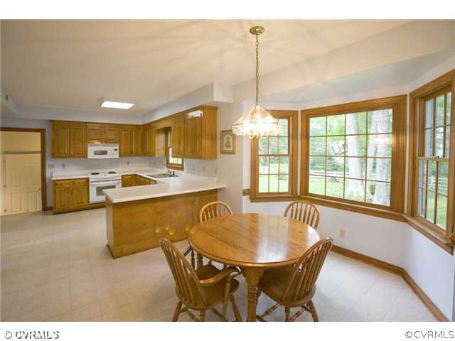 Kitchen - Alternate view of kitchen with eat-in br