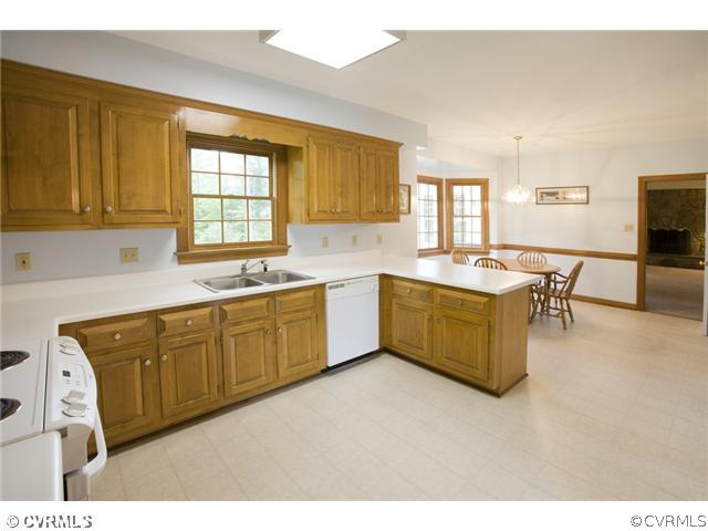 8205 Yolanda Road Henrico, VA 23229 - Photo 8 of 24 Kitchen - Third view of kitchen into family room.