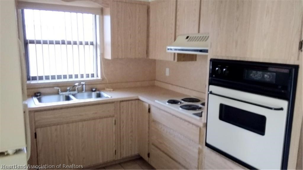 4111 Leaf Road Sebring, FL 33875 - Photo 5 of 8 a kitchen with a stove microwave and sink
