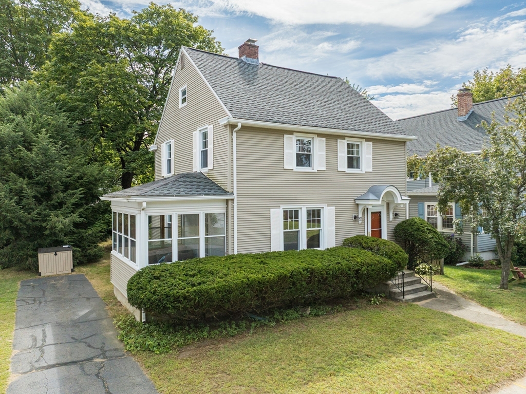 a view of a yard in front of house