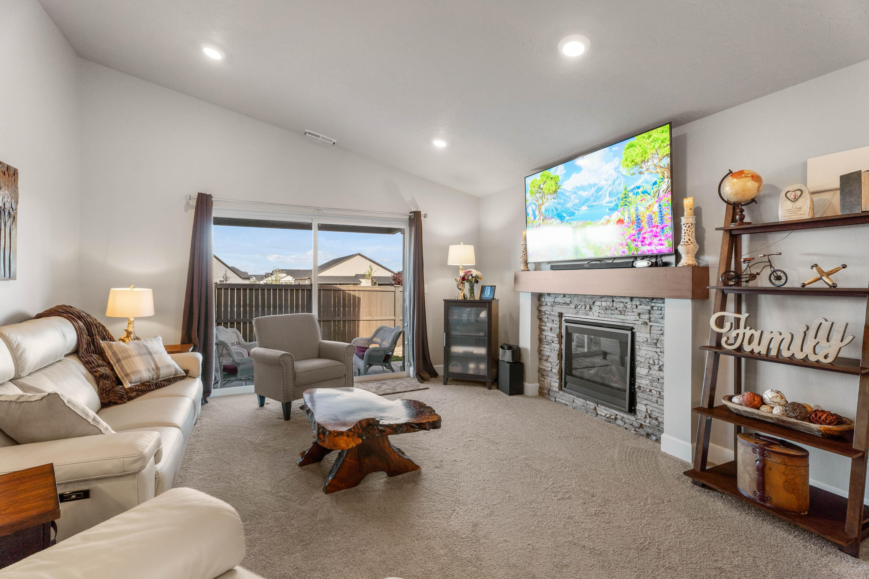 3556 Northwest 10th Street Redmond, OR 97756 - Photo 12 of 23 18-Living Room