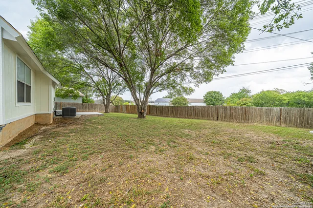 a view of a yard with a house