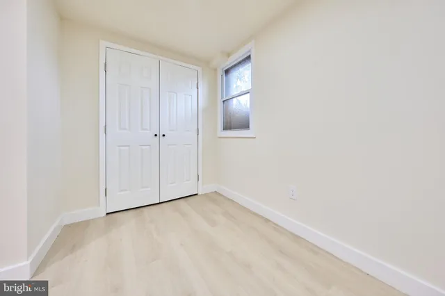 en empty room with furniture and a flat screen tv