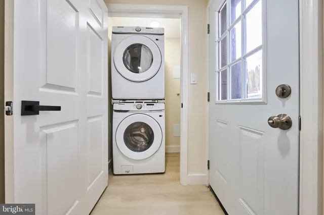 a view of an house with backyard and garden