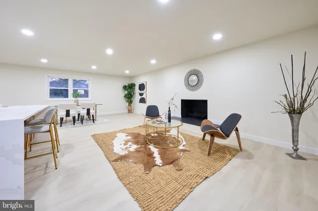 a view of entryway and hall