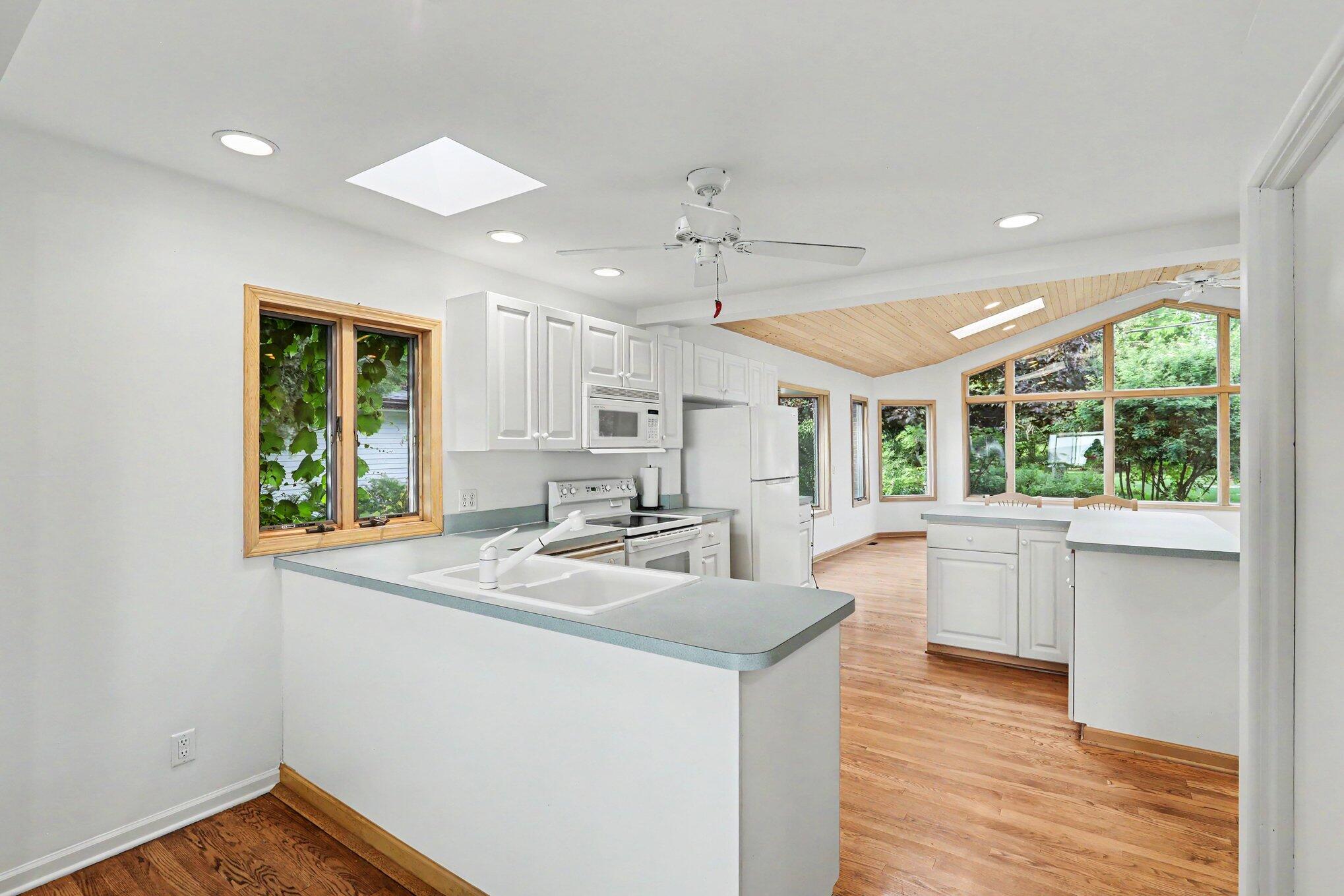 6458 Lakeshore Road Fort Gratiot, MI 48059 - Photo 7 of 36 009_file_5654