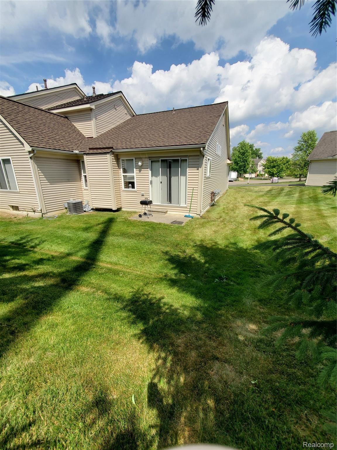 428 Lilly View Court Howell, MI 48843 - Photo 34 of 38 lvbackwithsidelot.jpg