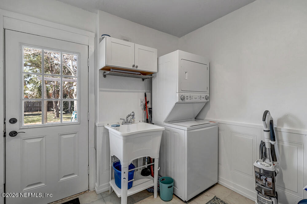 5437 3rd Street St. Augustine, FL 32080 - Photo 26 of 35 a utility room with dryer and washer