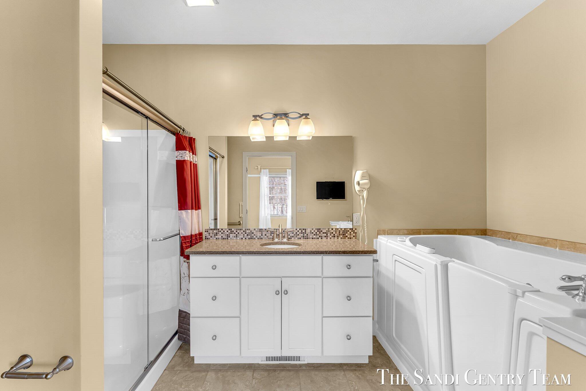 601 Lakeview Lane, Unit 1 Spring Lake, MI 49456 - Photo 18 of 40 18-AIV00672