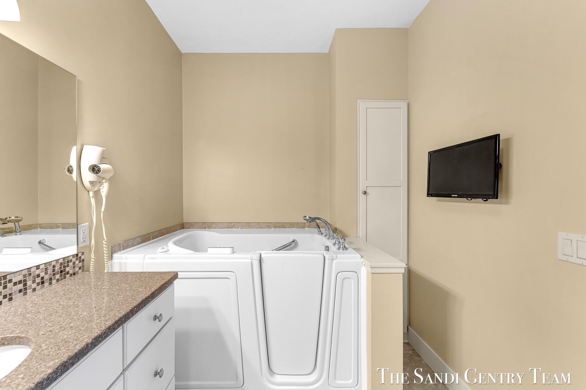 601 Lakeview Lane, Unit 1 Spring Lake, MI 49456 - Photo 20 of 40 19-AIV00677