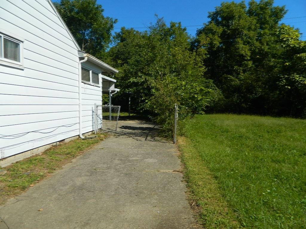 1126 Heard Avenue Springfield, OH 45506 - Photo 3 of 17