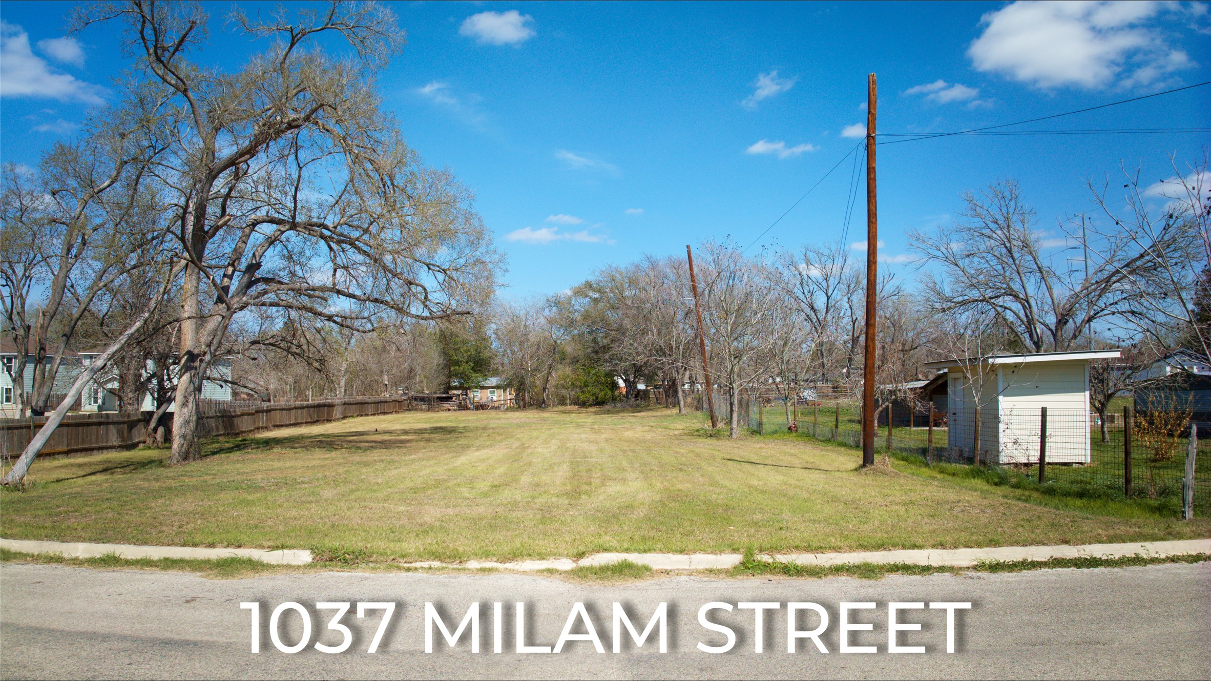 1037 East Milam Street Luling, TX 78648 - Photo 3 of 17 View of yard