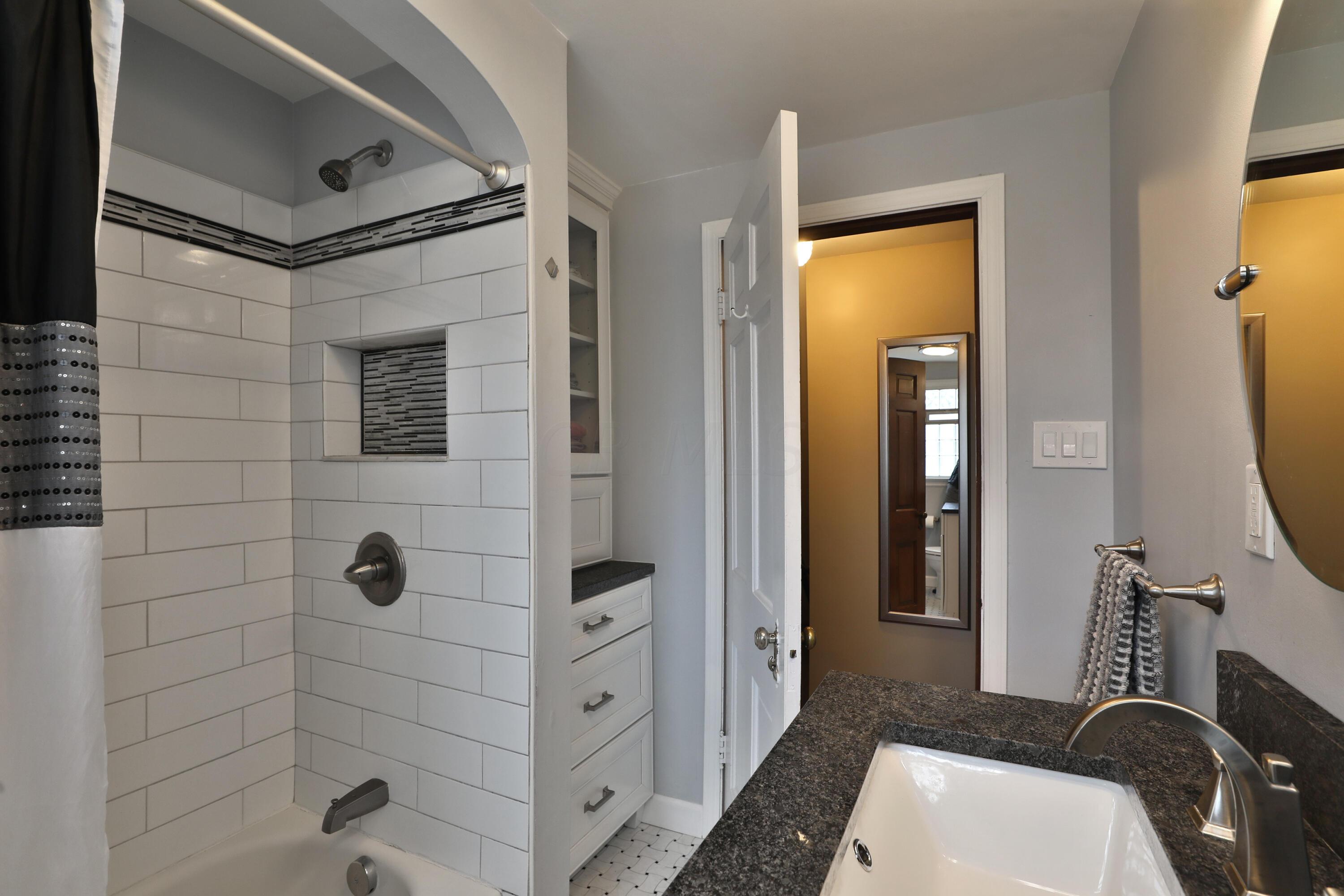 390 East Beaumont Road Columbus, OH 43214 - Photo 37 of 52 Full bathroom