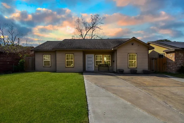 a view of a yard in front of a house with a yard