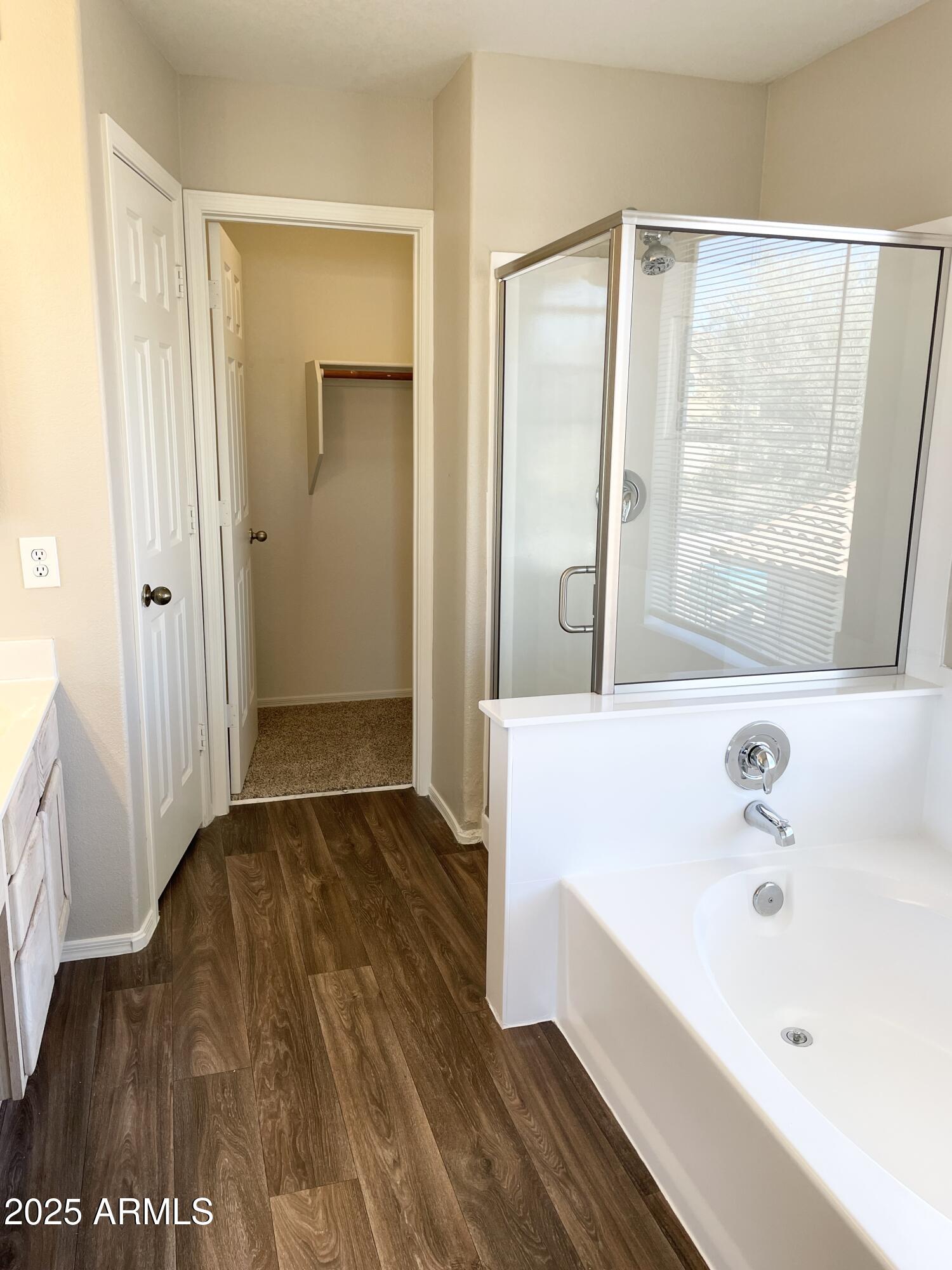 14452 South 43rd Street Phoenix, AZ 85044 - Photo 21 of 33 a bathroom with a tub and a sink
