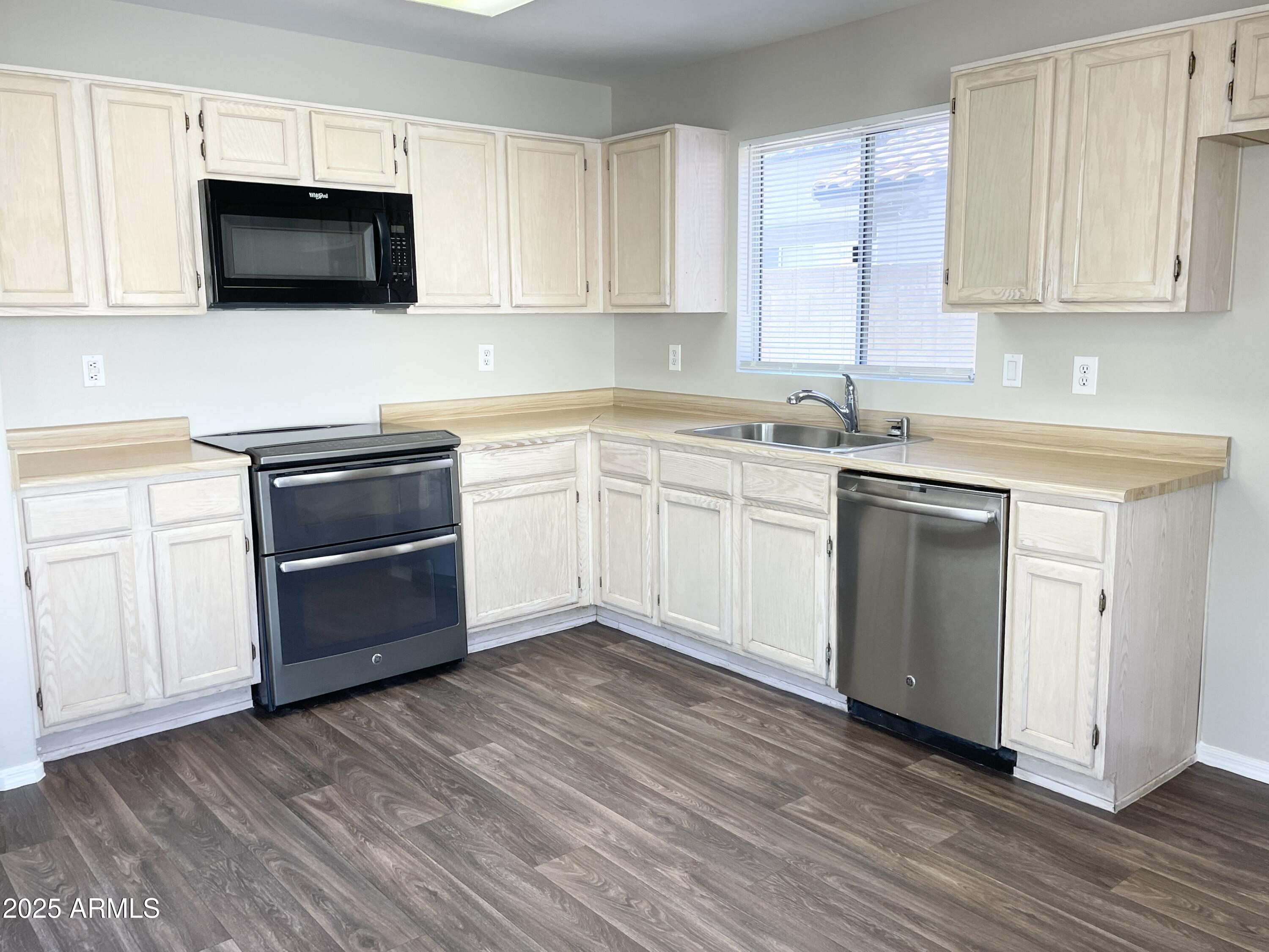 14452 South 43rd Street Phoenix, AZ 85044 - Photo 10 of 33 a kitchen with a sink stove and microwave