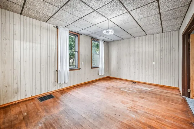 a view of a livingroom with wooden floor and closet