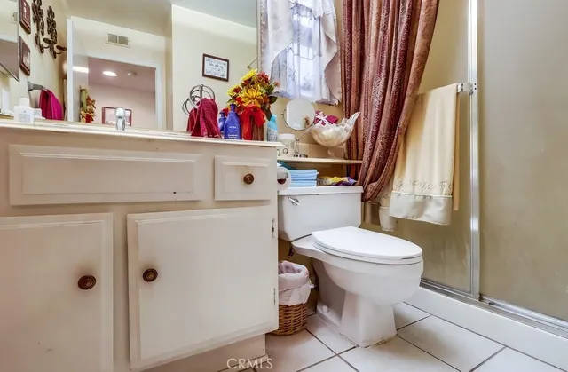 a view of a house with backyard and porch