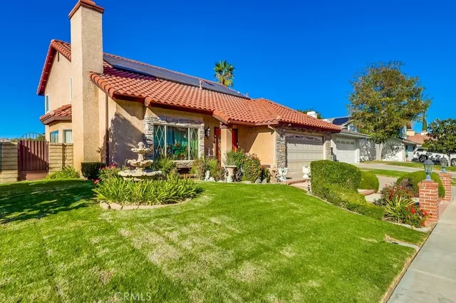 a view of a house with backyard
