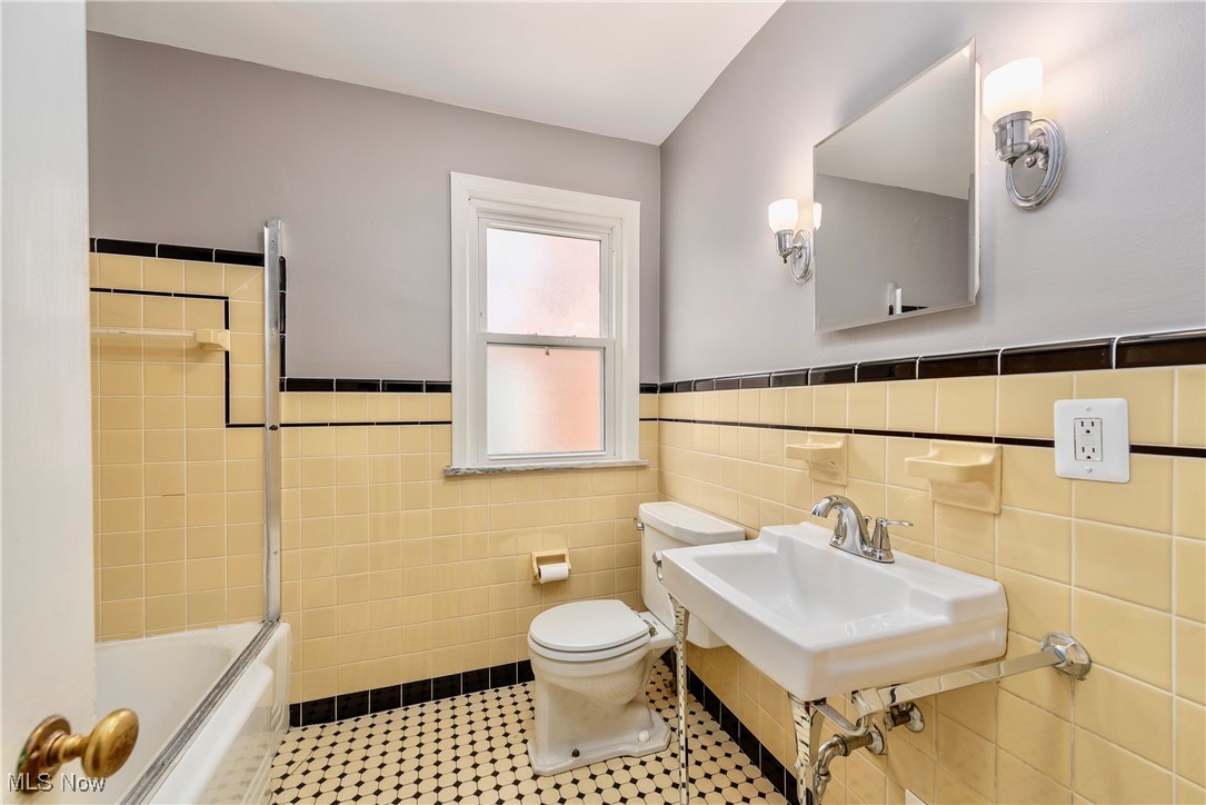13574 Cedar Road Cleveland, OH 44118 - Photo 15 of 39
