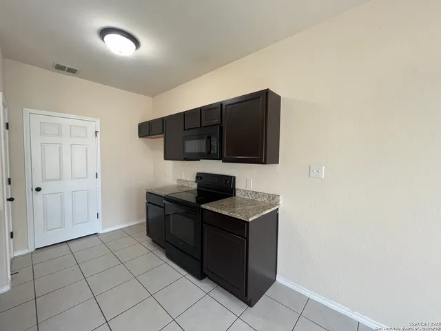 $1,425 | 8711 Azul Sky Court, Converse, TX 78109